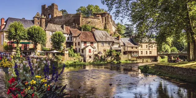 Ségur Le Château, Vue De L'auvézère Fleuri