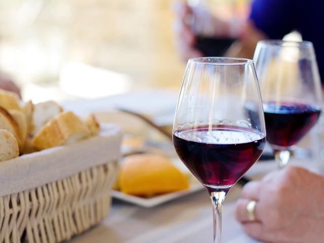 Trinquer Autour Dun Verre En Pays De Nexon Monts De Chalus