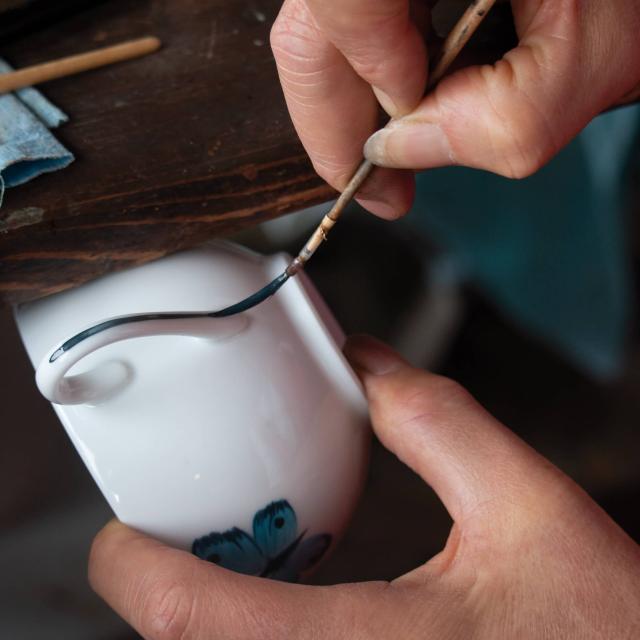 Porcelaine de Limoges décorée à la main à la fabrique Carpenet de Saint Léonard de Noblat