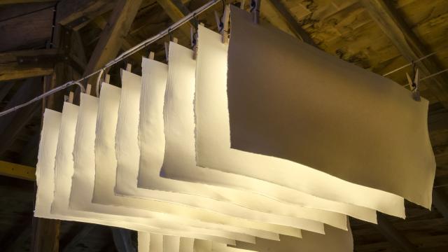 Papier artisanal au séchoir du Moulin du Got