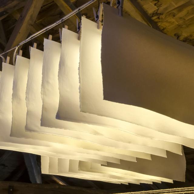 Papier artisanal au séchoir du Moulin du Got