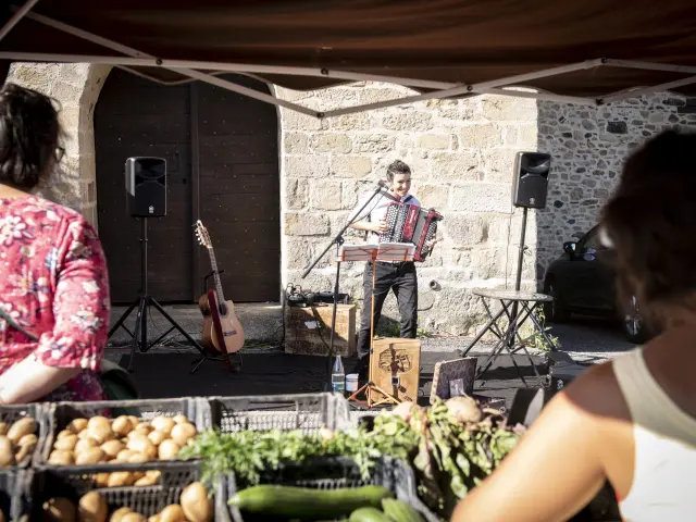 Concert de Mathilde, Compagnie la voix dans ma tête,  au Marché de Saint Genest Sur Roselle. Ce marché regroupe producteurs locaux, commerçants et animations, le dimanche matin à Saint Genest sur Roselle, Communauté de Communes Briance Sud Haute Vienne, Haute Vienne, France.  Août 2023.