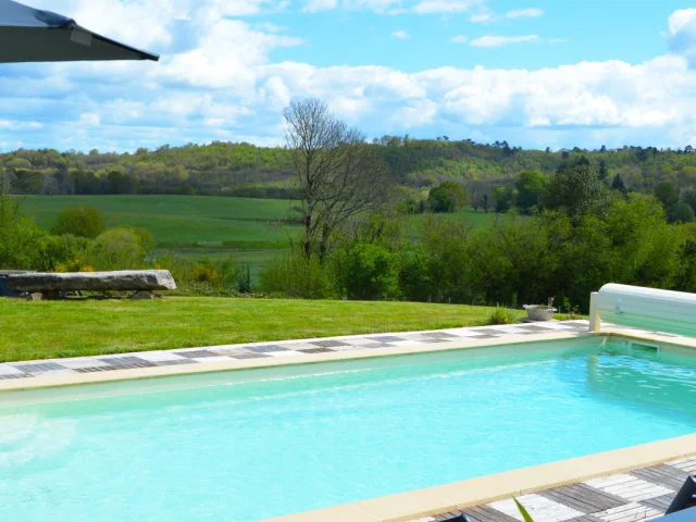 Piscine et nature verdoyante au gite Unalhome - Bussiere Galant