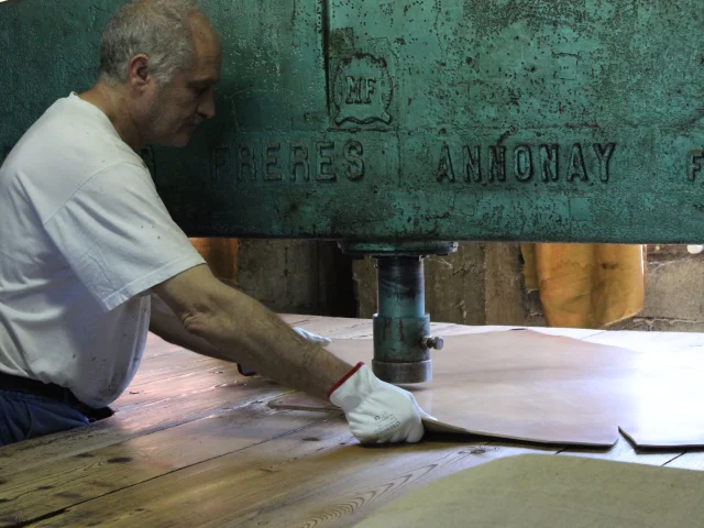 Tannage à l'ancienne du cuir des chaussures Weston à Saint-Léonard de Noblat