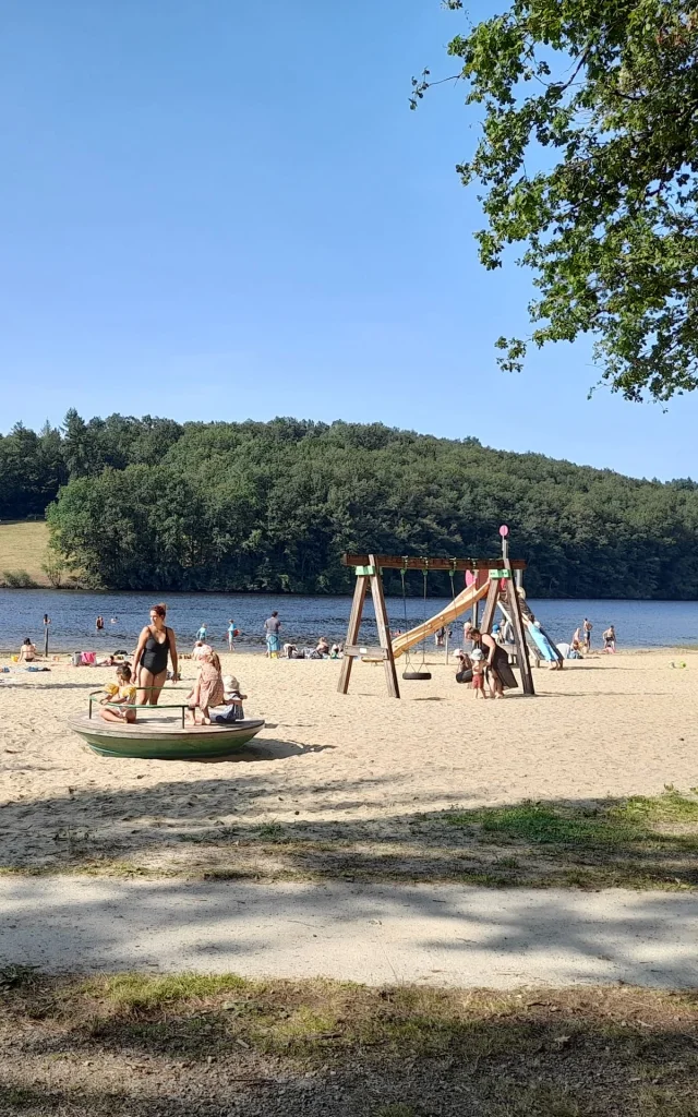 Se Baigner A Proximite De Saint Leonard De Noblat Plage Du Lac De Bujaleuf C M.ihdi