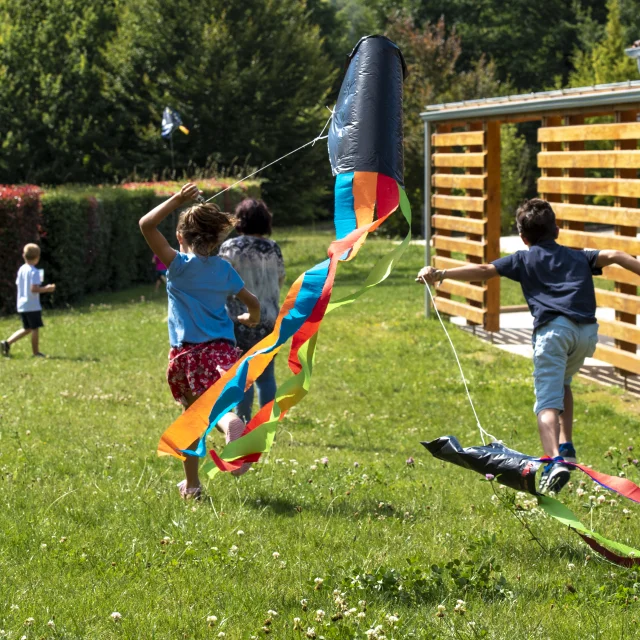 Atelier de création de cerf-volants à la médiathèque du Père Castor, le 16 août 2023, Meuzac, Communauté de Communes Briance Sud Haute Vienne, Haute Vienne, France.  Septembre 2023.
