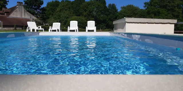 Gite De La Brunerie Swimming pool Deckchairs