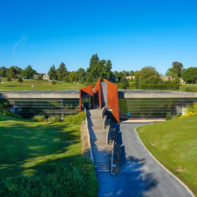 Centre Memoire Village Martyr Face