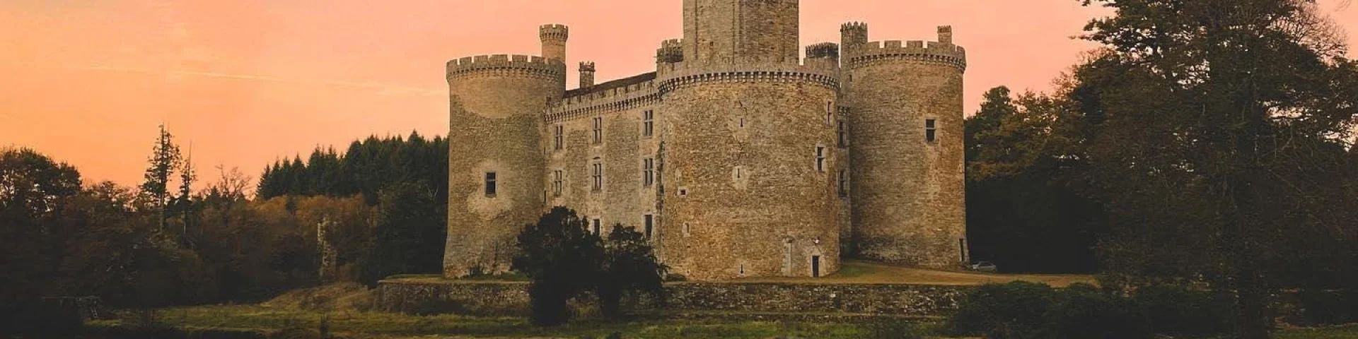 Coucher de soleil sur le château de Montbrun sur la route Richard Cœur de Lion