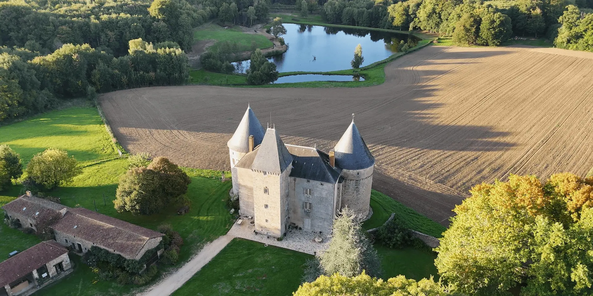 Chateau De Brie Et Son Etang En Limousin