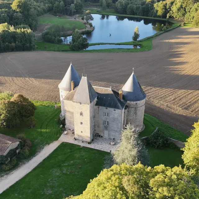 Chateau De Brie Et Son Etang En Limousin
