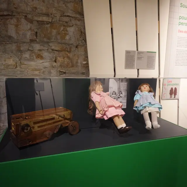 Photographie d'une batteuse en bois ayant appartenu à un enfant d'Oradour et exposé au CHRD de Lyon