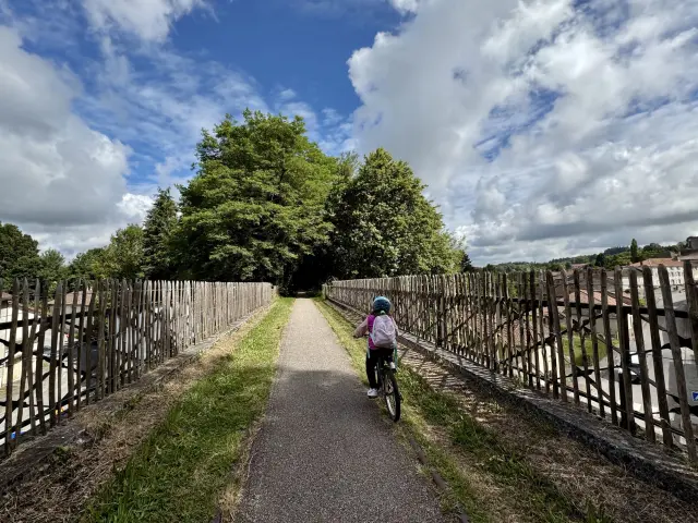 Balade vélo en famille sécurisée sur la voie verte des Hauts de Tardoire en Limousin