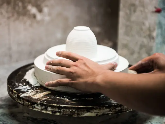 Creation of a Limoges porcelain cup at the Coquet factory in Saint-Léonard de Noblat
